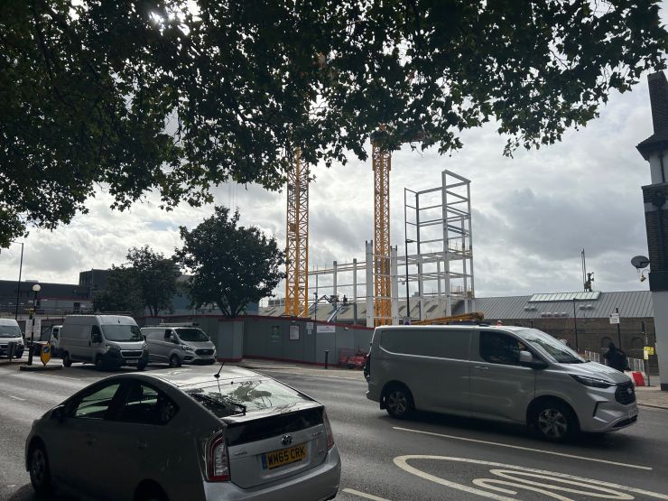 Wapping 2nd tower crane installed.jpg