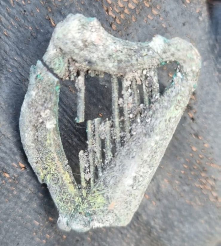 Wapping2 Presumed 19th century harp pin.jpg